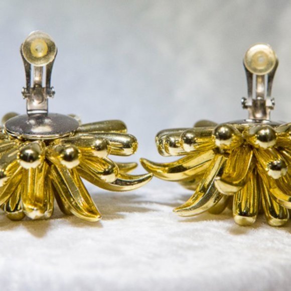 LARGE Vintage Gold Tone Lucite Plastic Clow and Bead Clip On Earrings - Picture 7 of 10